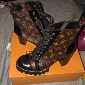 Size 41 LV BOOTS